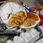 Włochy: Żywność warta 16 mld euro co roku ląduje w śmieciach