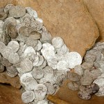 Włocławek miastem skarbów. 532 srebrne monety odkryte w kamienicy