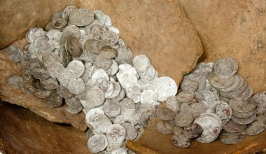 Włocławek miastem skarbów. 532 srebrne monety odkryte w kamienicy