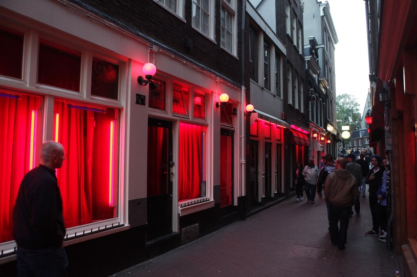 Włodarze Amsterdamu chcą powstrzymać część turystów od przyjazdu do miasta /123RF/PICSEL