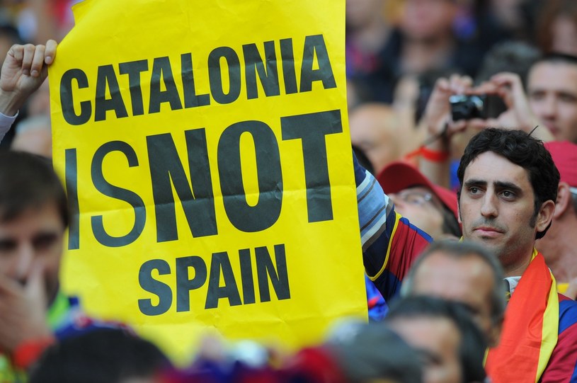 Włodarze Barcelony zrobią gest w stronę kibiców, zespół zagra w katalońskich barwach /AFP