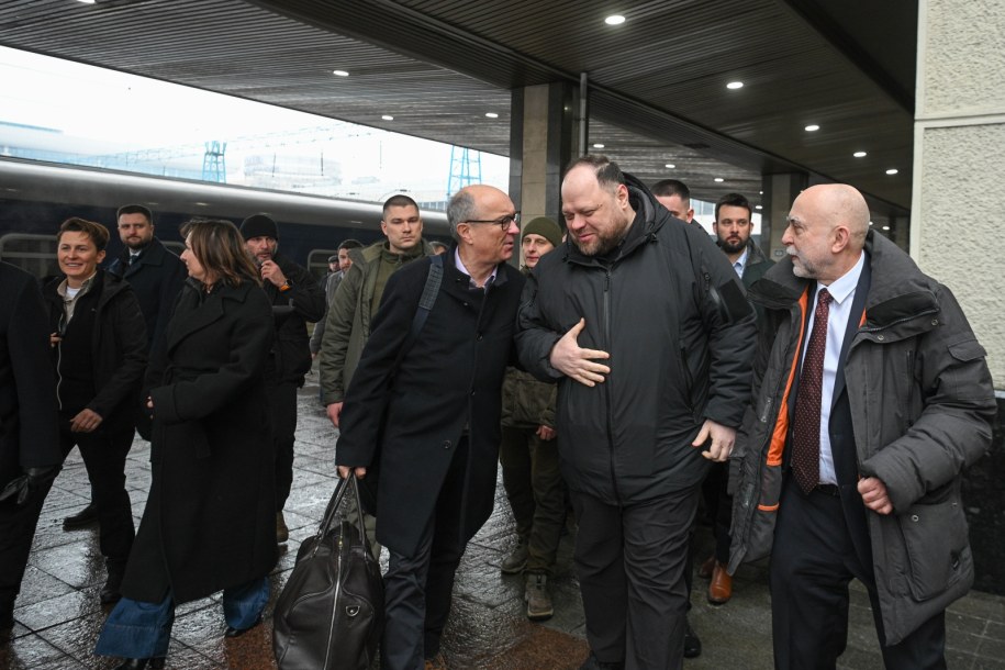 Włodzimierz Czarzasty i przewodniczący Rady Najwyższej Ukrainy Rusłan Stefanczuk podczas powitania na dworcu kolejowym w Kijowie /PAP