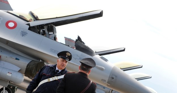 Włoscy carabinieri i duńskie F-16 /AFP