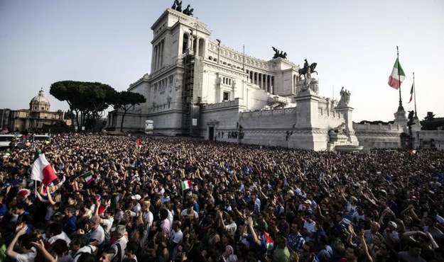 Włoscy kibice w trakcie oglądania meczu w Rzymie /ANGELO CARCONI /PAP/EPA