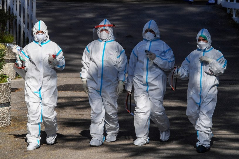 Włoscy lekarze w kombinezonach ochronnych /tal for infectious diseases go to the Pre Triage tent to check and compare the data found on Coronavirus infections (COVID-19). (Photo by Salvatore Laporta/KONTROLAB/LightRocket via Getty Image /Getty Images