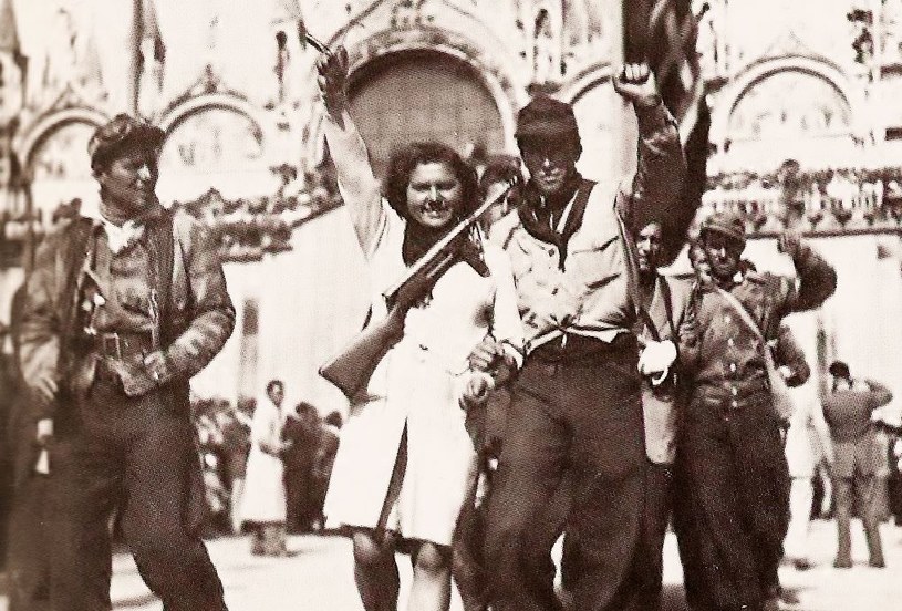Włoscy partyzanci na Placu św. Marka w Wenecji w kwietniu 1945 roku /INTERIA.PL/materiały prasowe