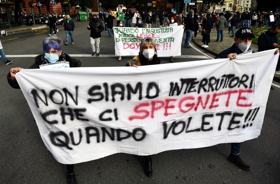 Włoscy restauratorzy mają dość ograniczeń. Na transparencie napis: "Nie jesteśmy przełącznikami, które możecie wyłączyć, kiedy chcecie" /LUCA ZENNARO /PAP/EPA