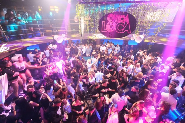 Włosi bawią się w klubie tanecznym po jego ponownym otwarciu, w Turynie /ALESSANDRO DI MARCO  /PAP/EPA