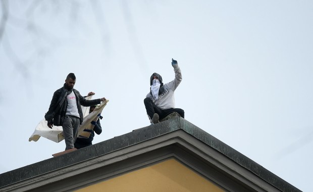 ​Włosi chcą wypuścić tysiące więźniów. Sytuacja jest krytyczna