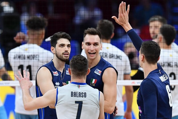 Włosi  cieszą się podczas meczu ćwierćfinałowego turnieju finałowego Ligi Narodów siatkarzy z Argentyną / 	Adam Warżawa    /PAP