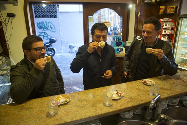 Włosi coraz częściej na śniadania chodzą do baru /Ton Koene    /PAP/EPA