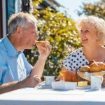 Włosi i Grecy jedzą regularnie i są długowieczni. Polscy seniorzy też powinni 