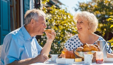 Włosi i Grecy jedzą regularnie i są długowieczni. Polscy seniorzy też powinni 