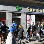 Włosi masowo testują się przed świętami. Kolejki przed aptekami