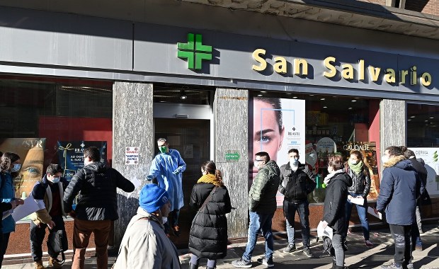 Włosi masowo testują się przed świętami. Kolejki przed aptekami