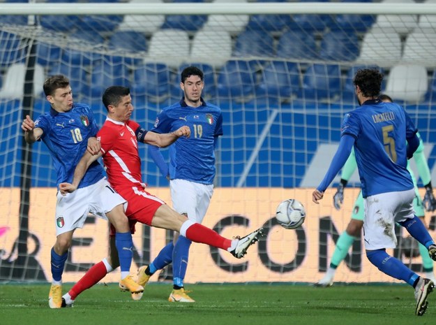 Włosi Nicolo Barella i Alessandro Bastoni oraz Polak Robert Lewandowski podczas meczu grupy A1 piłkarskiej Ligi Narodów w Reggio Emilia / 	Leszek Szymański    /PAP