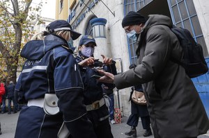 Włosi nie chcą tkwić w izolacji. Władze apelują, zakażeni na ulicach