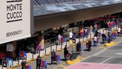 Włosi po raz pierwszy stoją w kolejkach do sklepów i widzą puste półki