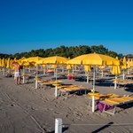 Włosi pozostają w domach. Mniejszy tłok na plażach, ceny odstraszają
