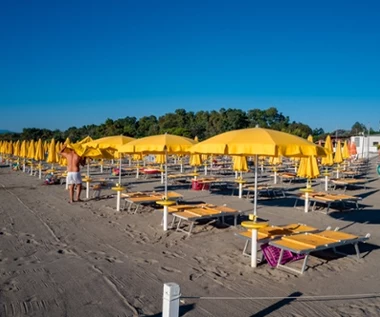 Włosi pozostają w domach. Mniejszy tłok na plażach, ceny odstraszają