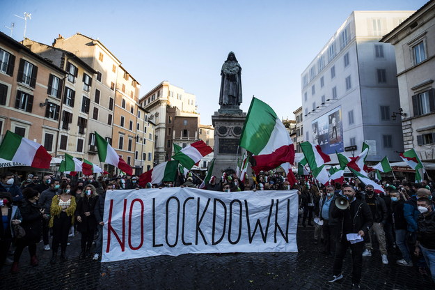Włosi protestowali dziś przeciwko wprowadzaniu nowych obostrzeń /ANGELO CARCONI /PAP/EPA