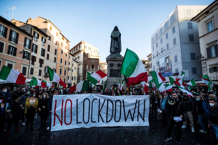Włosi protestowali dziś przeciwko wprowadzaniu nowych obostrzeń /ANGELO CARCONI /PAP/EPA