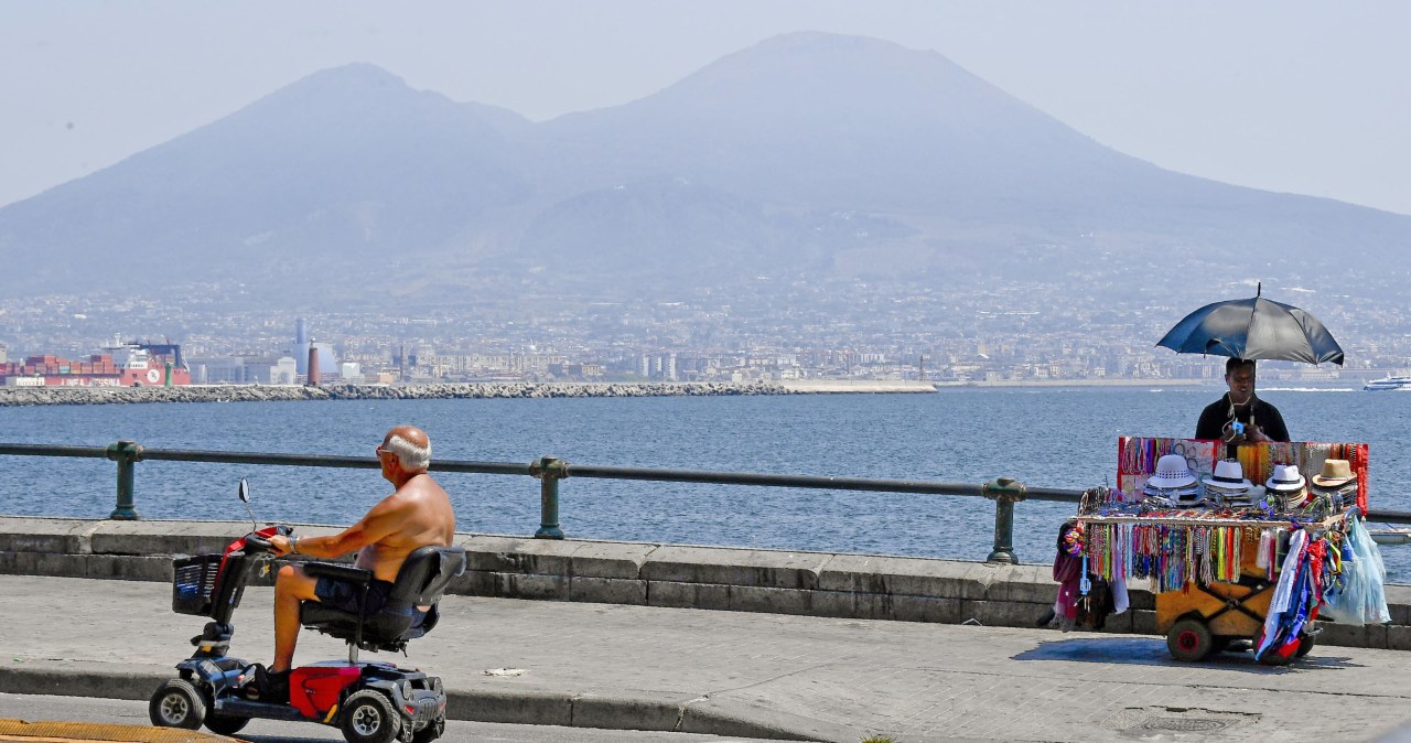 Włosi przeżywają wielką falę upałów z Afryki /CIRO FUSCO /PAP/EPA