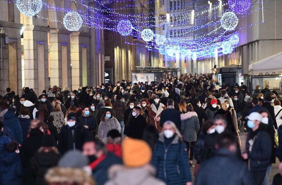 Włosi przygotowują się do Bożego Narodzenia /DANIEL DAL ZENNARO  /PAP/EPA