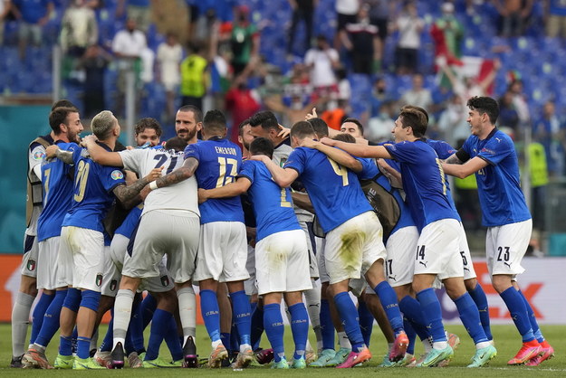 Włosi świętujący awans do kolejnej fazy turnieju /ALESSANDRA TARANTINO / POOL / AFP /PAP/EPA