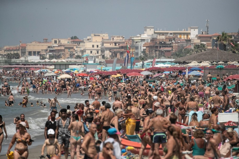 Włosi szukający ochłody na plaży w Ostii /Emanuele Valeri /PAP/EPA