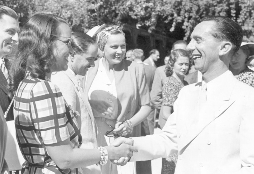 Włoska aktorka Elli Parvo i Joseph Goebbels podczas festiwalu w Wenecji w 1941 roku / Mondadori Portfolio / Contributor /Getty Images