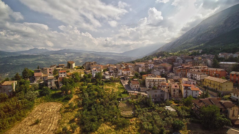 Włoska miejscowość Pratola Peligna w regionie Abruzji sprzedaje domy za 1 euro, aby walczyć z problemem wyludniania. /Pixabay /materiały prasowe