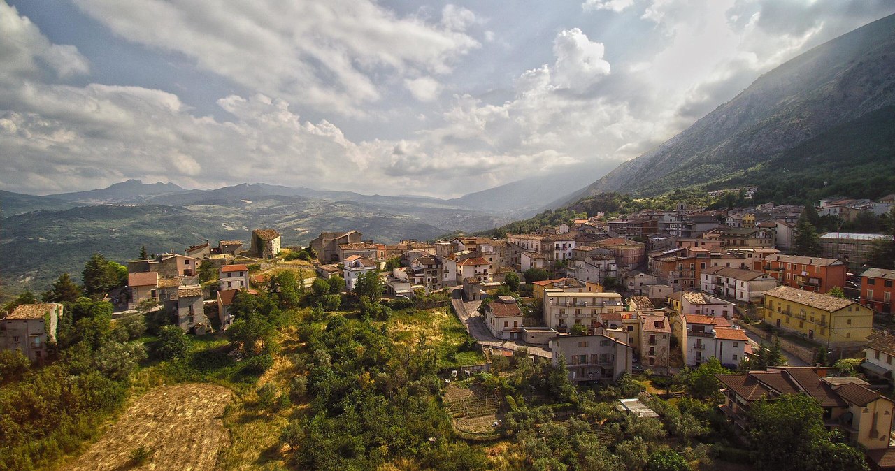 Włoska miejscowość Pratola Peligna w regionie Abruzji sprzedaje domy za 1 euro, aby walczyć z problemem wyludniania. /Pixabay /materiały prasowe