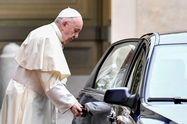 Włoska prasa: Zdymisjonowany kardynał rzuca wyzwanie papieżowi /	ALESSANDRO DI MEO /PAP/EPA