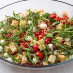 Włoska sałatka z grzankami. Prosta do zrobienia, a pełna różnych aromatów