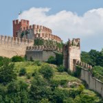 Włoska średniowieczna twierdza. Ma niebywałą historię i architekturę