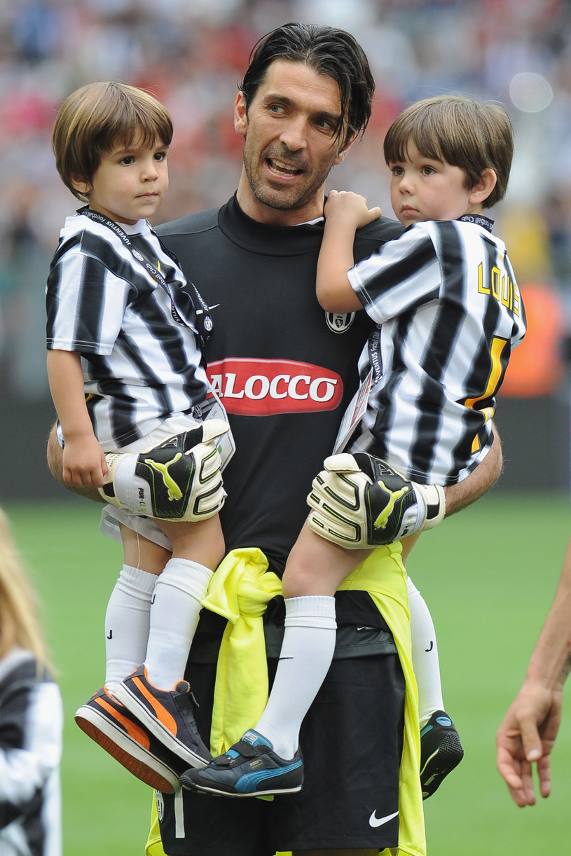 Włoski bramkarz Gianluigi Buffon z dwoma synami /Getty Images