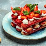 Włoski deser w wersji z truskawkami. Prosty przepis na truskawkowe tiramisu 