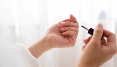 Włoski manicure wjeżdża na salony. Optycznie wysmukla płytkę i wydłuża paznokcie