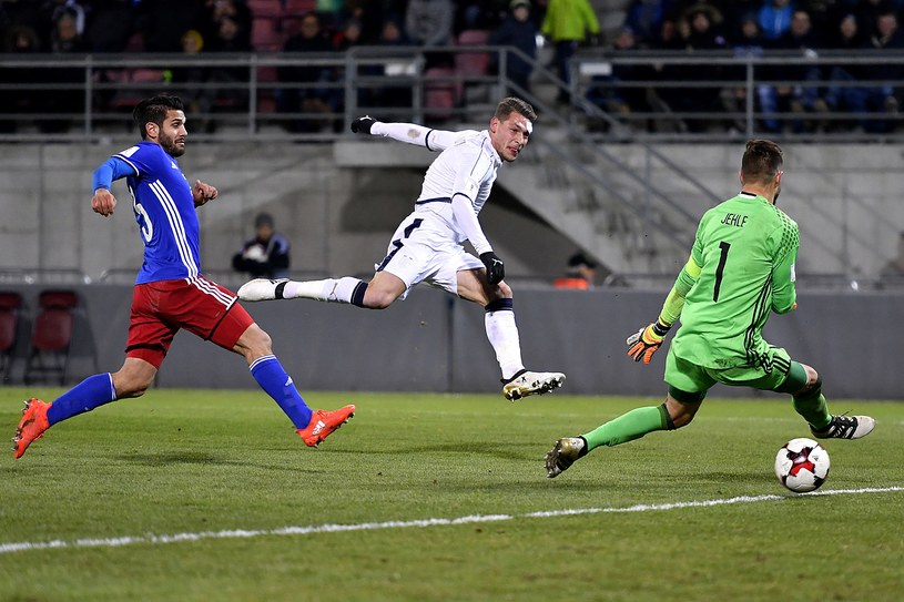 Włoski napastnik Andrea Belotti strzela gola na 4-0 w meczu z Liechtensteinem /AFP
