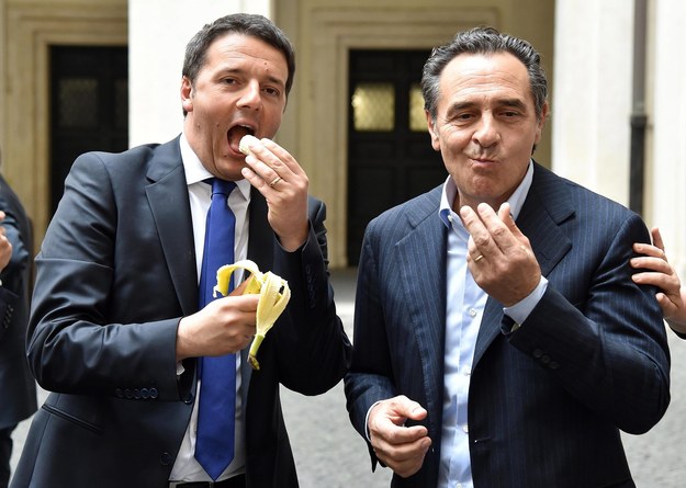 Włoski premier Matteo Renzi (po lewej) i trener reprezentacji Włoch Cesare Prandelli /ETTORE FERRARI /PAP/EPA