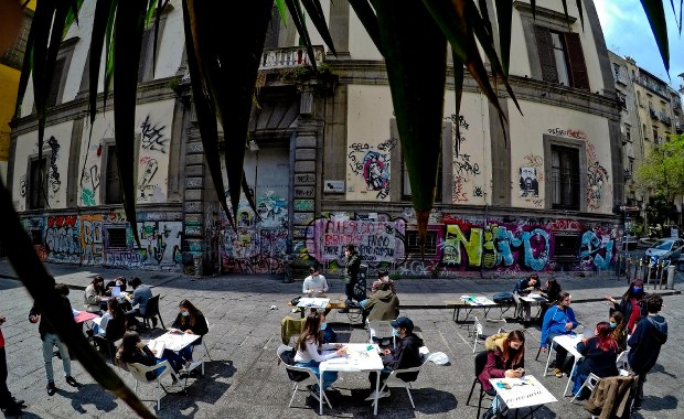 Włoski rząd łagodzi część restrykcji. Kłótnia o godzinę policyjną 