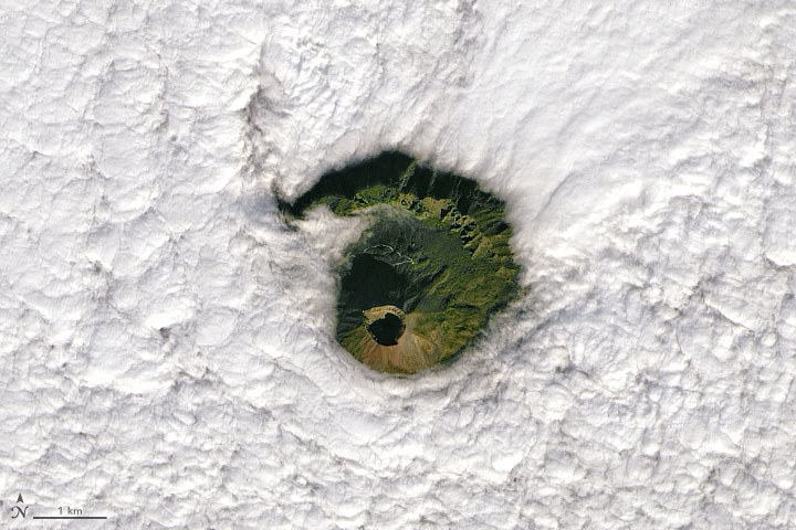 Włoski wulkan uwieczniony z kosmosu /NASA Earth Observatory /NASA