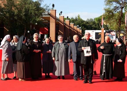 Włoskie gazety odnotowują, że na widowni w zasiadło bardzo wielu księży i zakonnic. /AFP