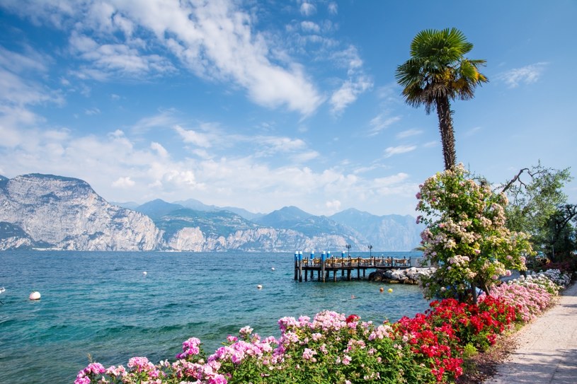 Włoskie jeziora kuszą niezwykle malowniczymi widokami /Adobe Stock