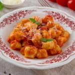 Włoskie kopytka w najsmaczniejszej odsłonie. Przepis na zapiekane Gnocchi alla Sorrentina 