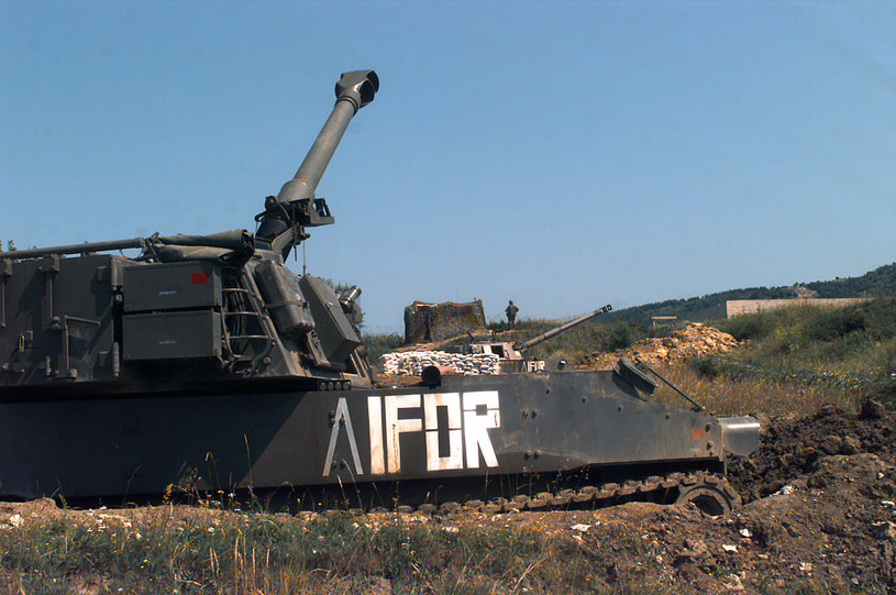 Włoskie M109L zostały wykorzystane w siłach wojskowych IFOR w ramach operacji NATO w Bośni i Hercegowienie. Na zdjęciu M109L przy bazie lotniczej Slatina /SGT. Brian Gavin, U.S. Army /Wikipedia