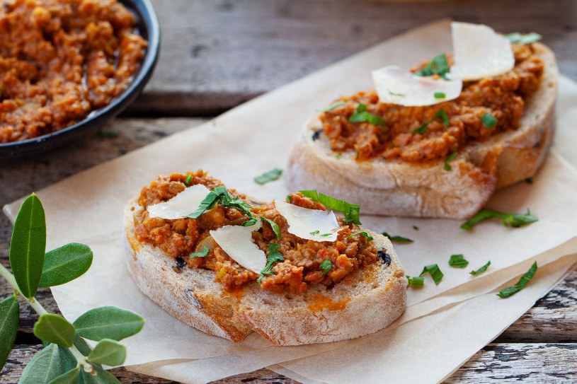 Włoskie pieczywo i francuskie smarowidło. Ten duet smakuje wyśmienicie