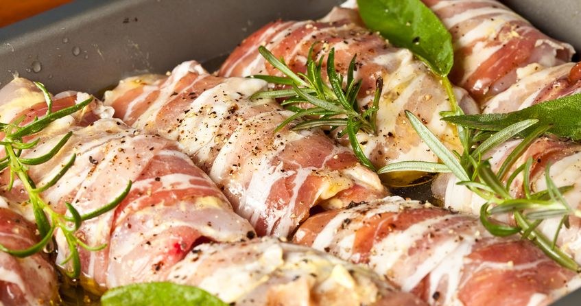 Włoskie saltimbocca czyli drobiowe zawijasy ze szpinakiem w boczku /123RF/PICSEL