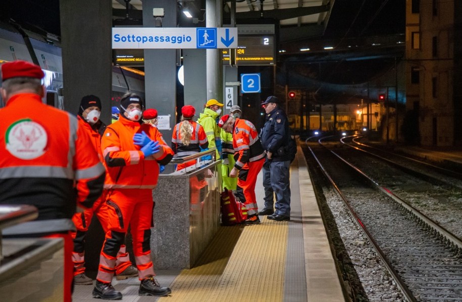 Włoskie służby w gotowości /ANTONIO VECE /PAP/EPA